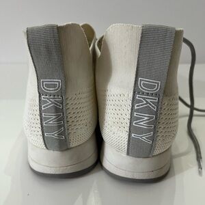 DKNY Womens Knit Slip-on Sneakers Trainers White Size 8m